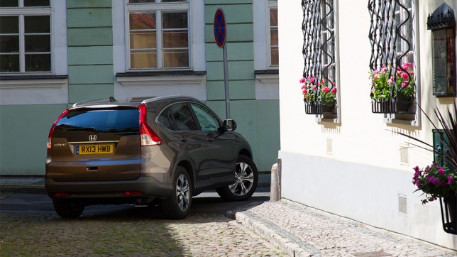 Honda CR-V 1.6 navigating narrow Prague street by Paul Harmer