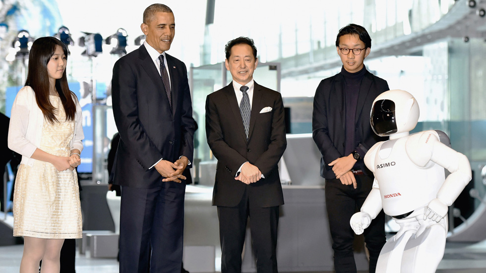 Barack Obama watches a demonstration of ASIMO